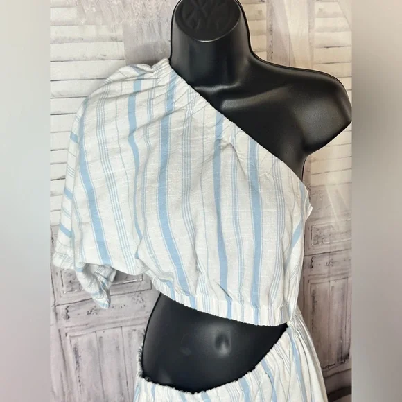 And now this off the shoulder dress - Picture 7 of 12